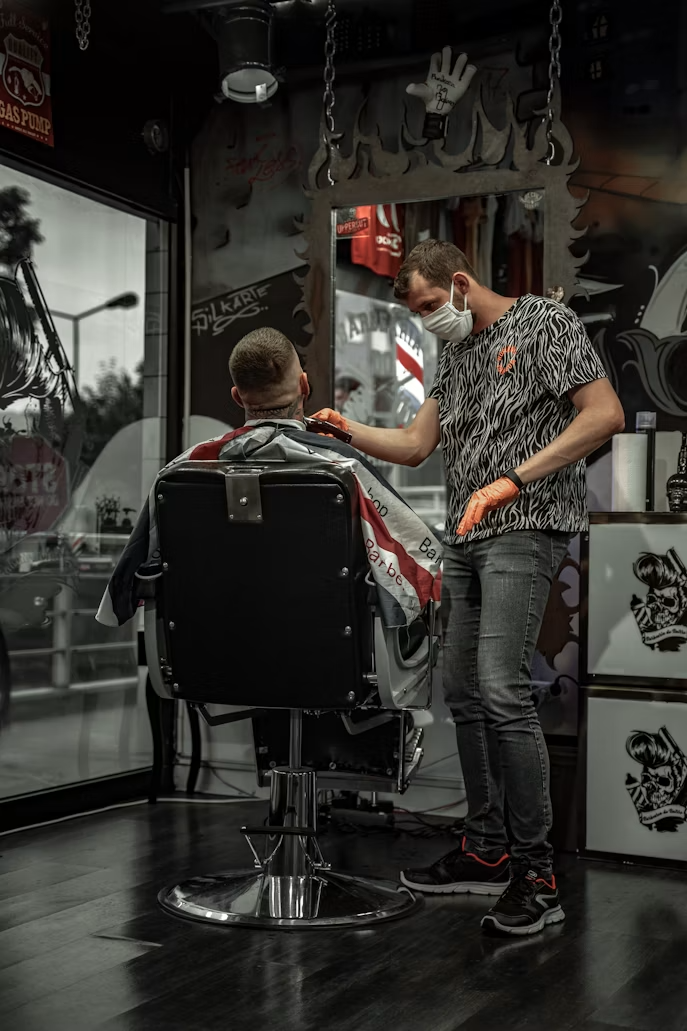 Software para barbearia: profissional em atendimento na bancada com agenda organizada