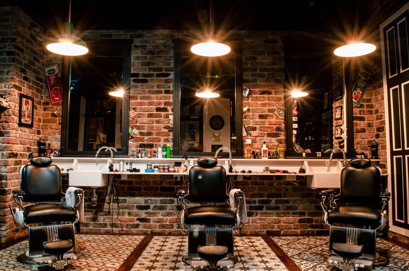 Interior de barbearia com cadeiras e bancada — painel Brave Barber